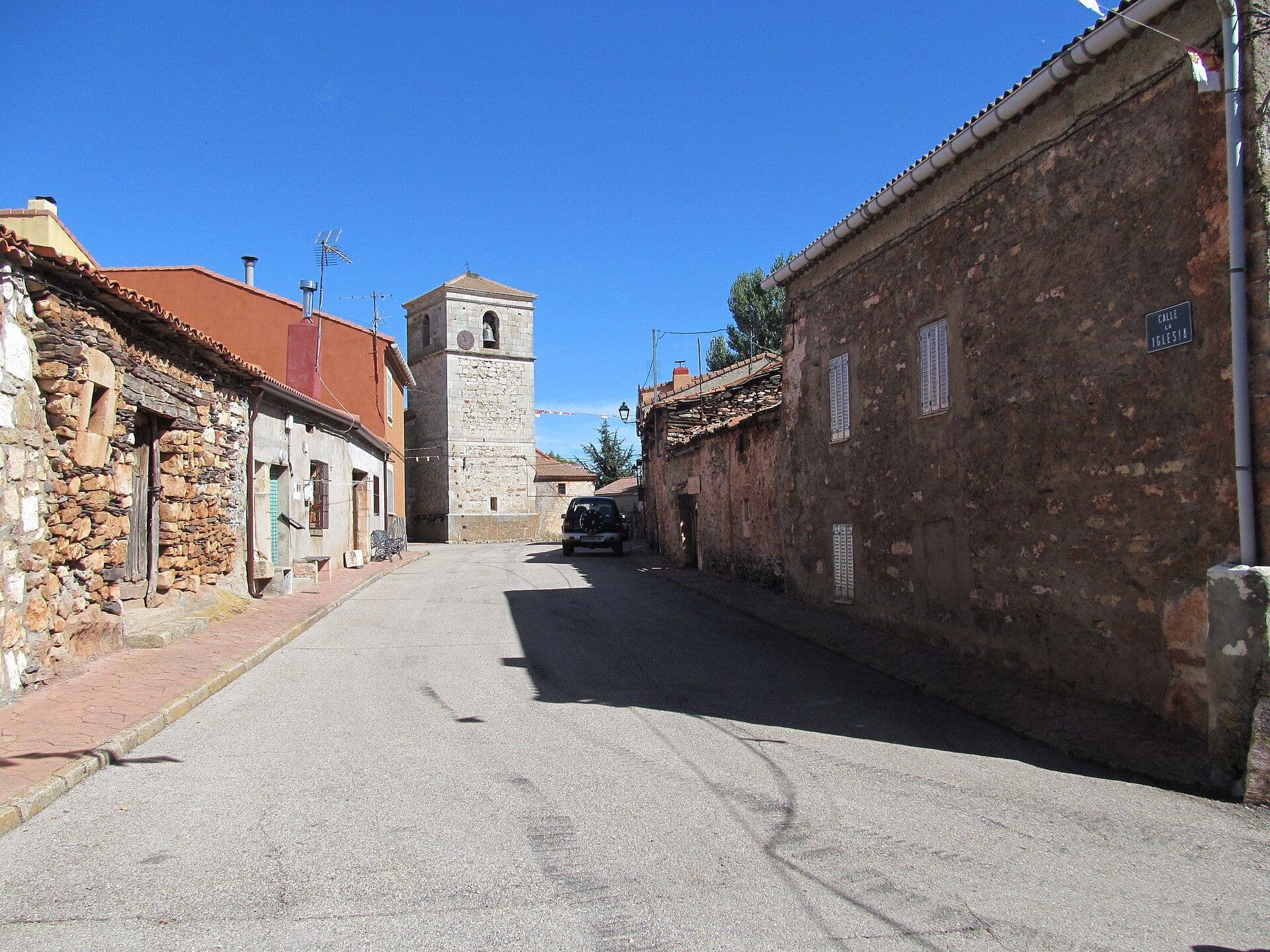 Calle Mayor de Cantalojas con la torre de la iglesia al fondo