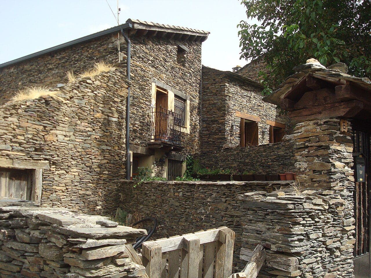 Casas de pizarra en Majaelrayo, arquitectura negra